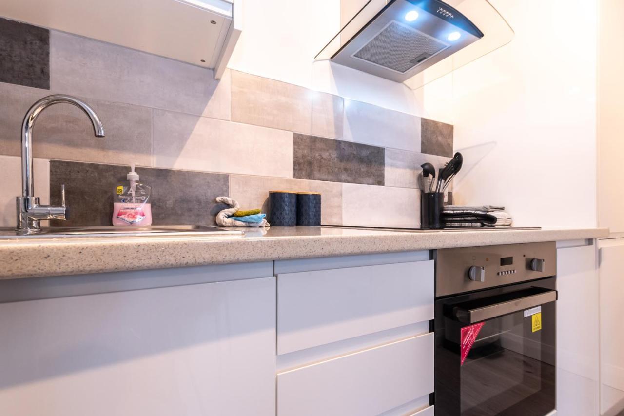 Price - Superb Apartments, Single Beds Or King Size & Sofabed - Amazing Location Close To Mayflower Theatre Free Parking *